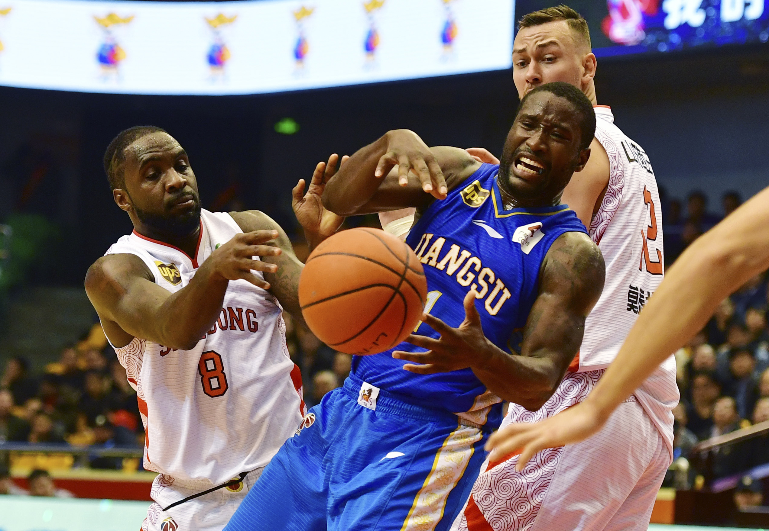 1xBit体育官网-国际篮球比赛中出现惊险一幕