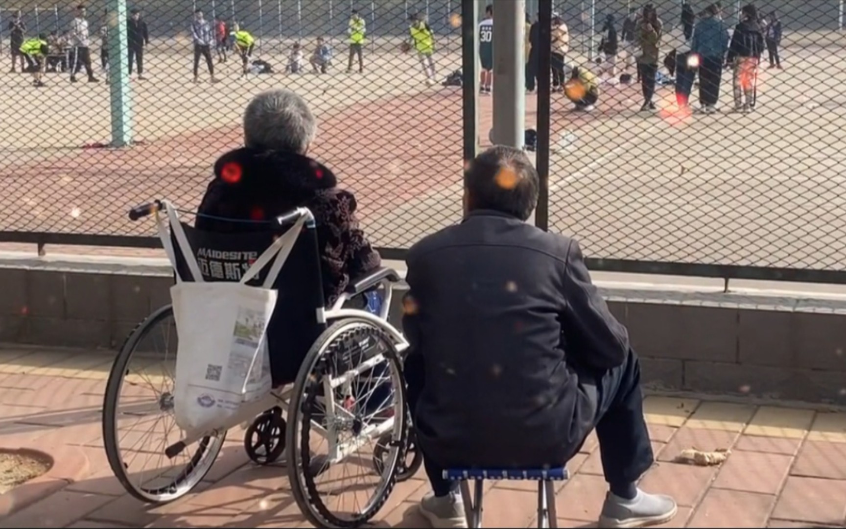 1xBit体育网站-包含友情第一！选手互相搀扶感动现场观众的词条