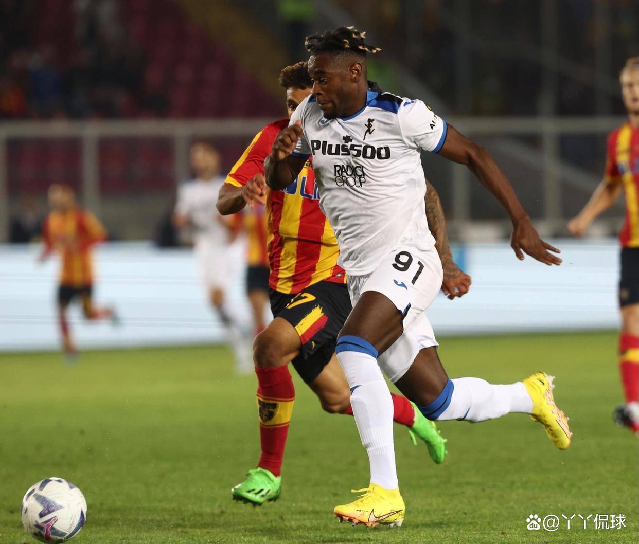 包含亚特兰大客场大胜，意甲卫冕冠军高居榜首的词条