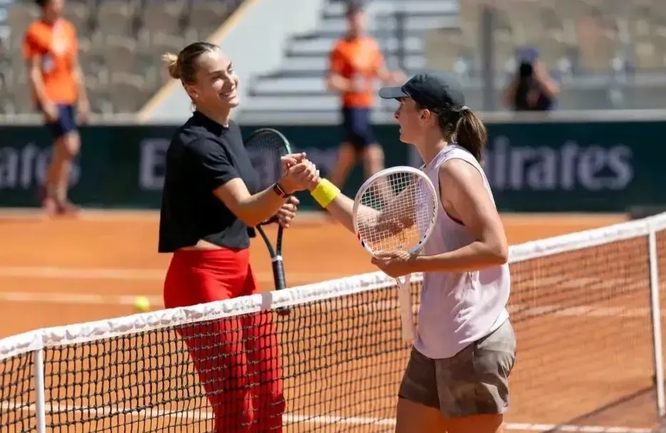 兰斯球员合练状态良好,备战本周末比赛 兰斯球员合练状态良好,备战本周末比赛