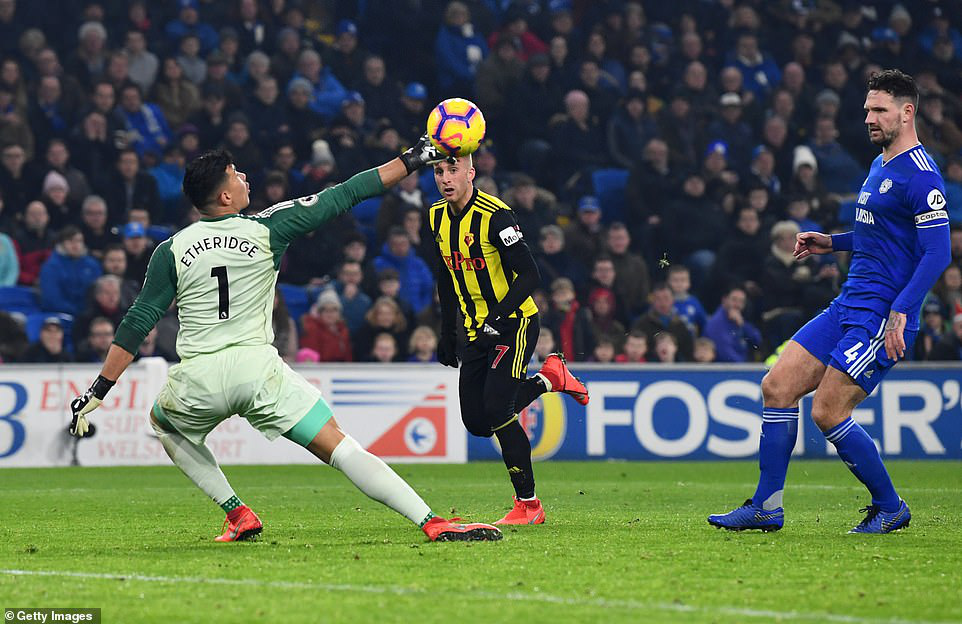 利物浦苦战取胜，保持领跑位置