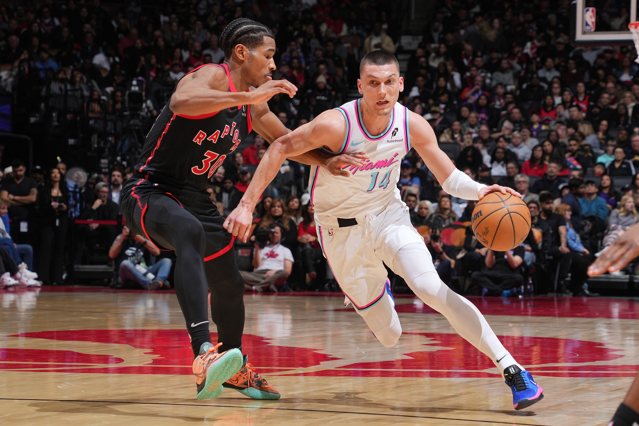 1xBit体育vip注册-猛龙队外线火力全开，重创对手内线