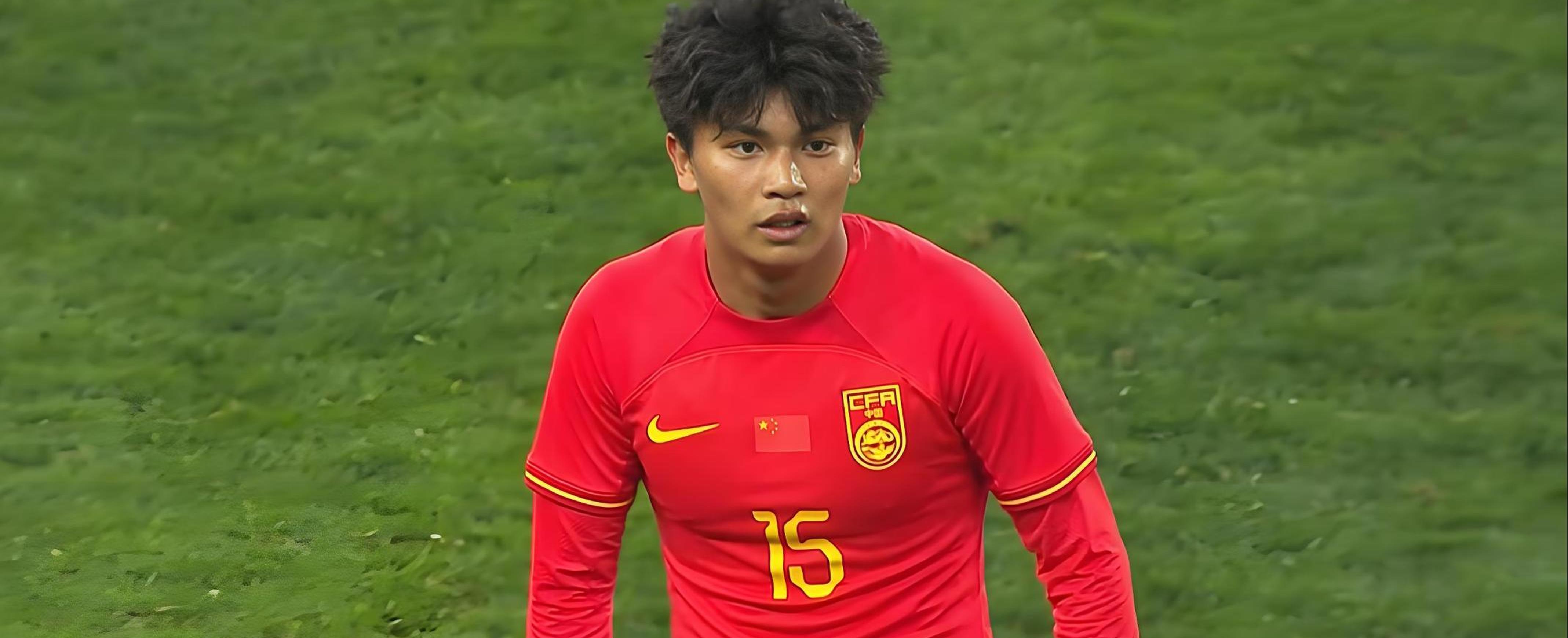 包含国内足球球员风采登场，精神抖擞的词条