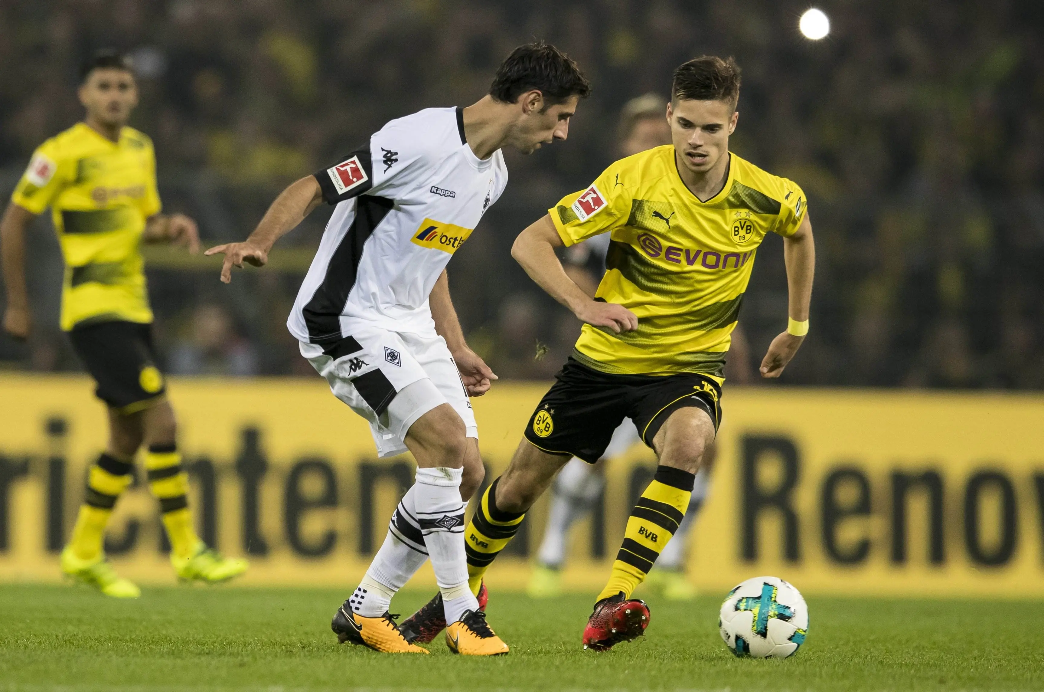 多特客场狂胜，大比分击败夏尔克04队的简单介绍